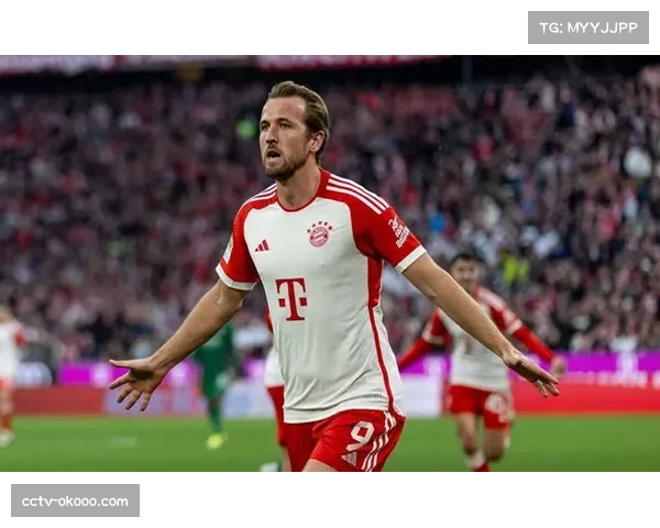 拜仁小将帕夫洛维奇攻入德甲处子球后，冲向教练席与图赫尔拥抱。